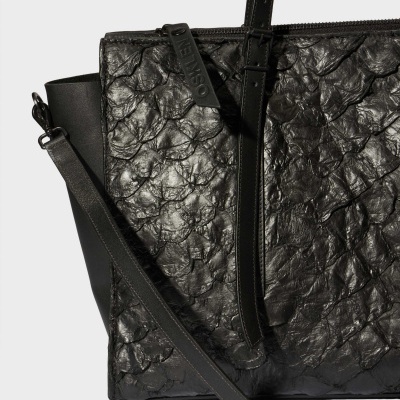 Mala preta com alça longa e textura tipo escamas