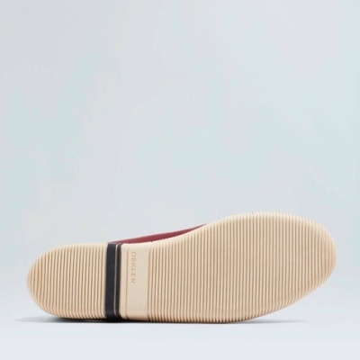 Sola de sapato bege com faixa preta e vermelha e texto OXXELIN