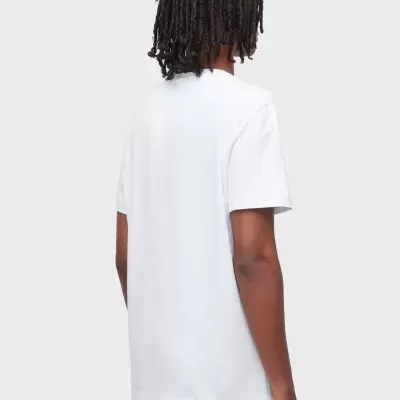 Pessoa de costas com t-shirt branca e calças pretas