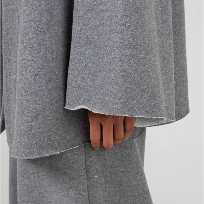 Parte inferior de manga larga cinzenta com mão visível