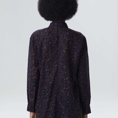 Camisa de manga longa escura com padrão floral vista de costas