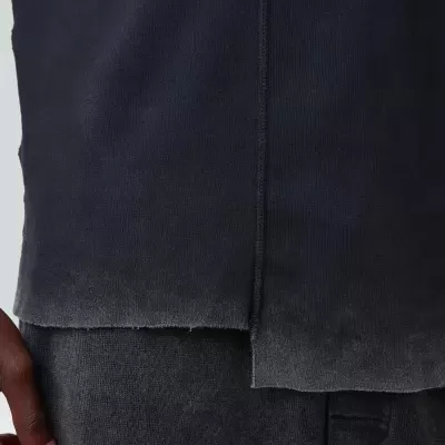 t-shirt preta com bordas desfiadas e calças cinza escuras