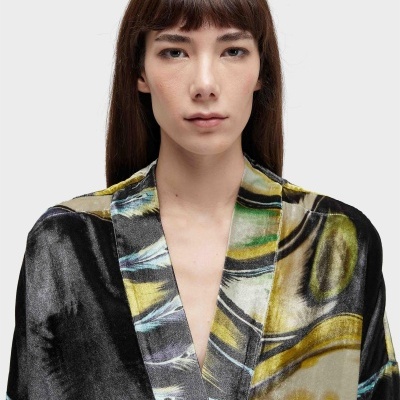 Blusa acetinada com padrão abstrato em várias cores com decote em V e gola tipo blazer