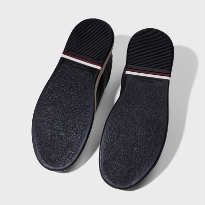 Solas pretas texturizadas de sapatos vistos por baixo