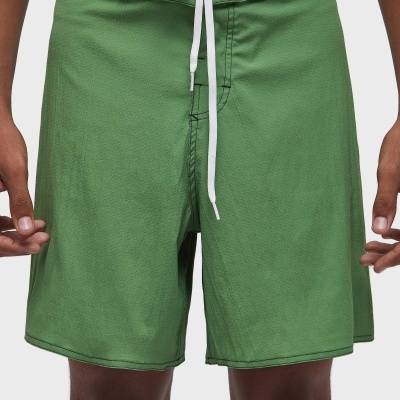 Calções de banho verdes com cordão branco e etiqueta na cintura