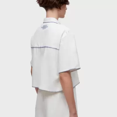 Conjunto feminino branco com costuras azuis, visto de costas