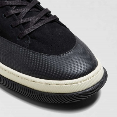 Ténis preto com camurça e biqueira texturizada em borracha
