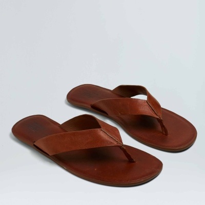 Sandálias castanhas de couro tipo chinelo em fundo branco