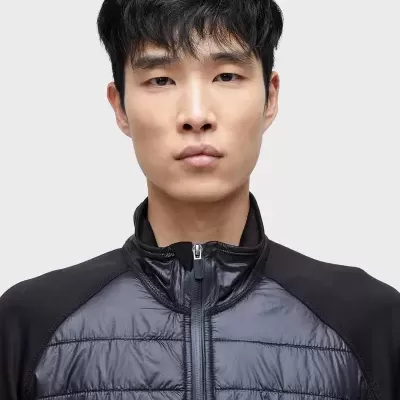 Camisola de homem preta com tecido matelassê e gola alta