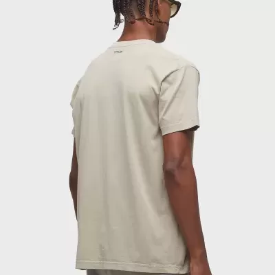 T-shirt bege clara de mangas curtas com texto 'PALACE' na parte superior das costas