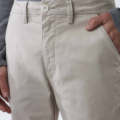 Calças bege claras com botão e bolsos laterais