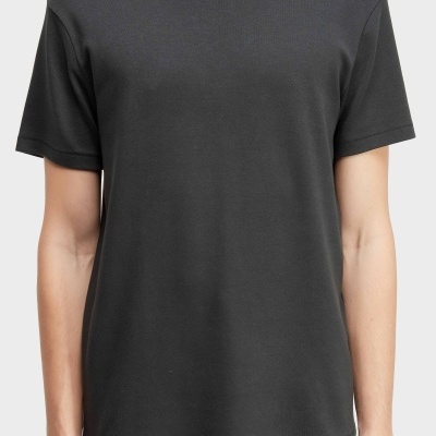 T-shirt preta básica de manga curta com gola redonda