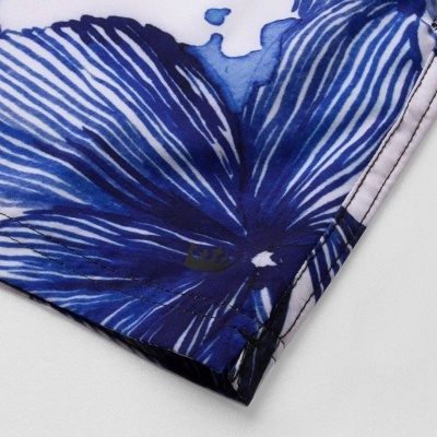 Pano de tecido com padrão floral azul e branca com margem cosida