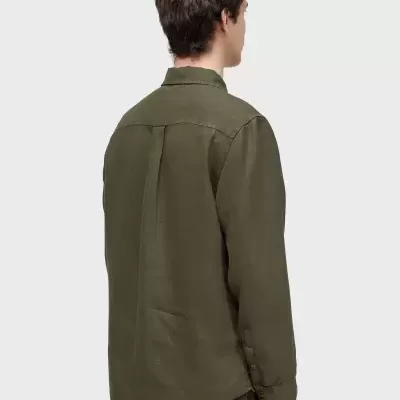 Camisa verde-oliva masculina vista de costas com gola clássica e mangas compridas