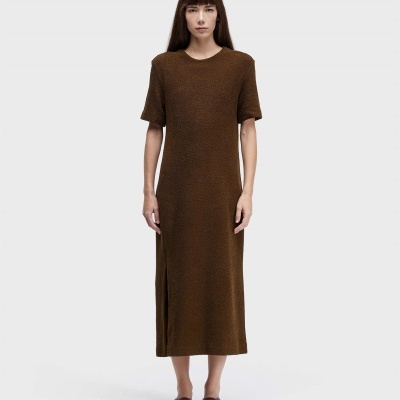 Vestido castanho texturizado de manga curta usado por mulher