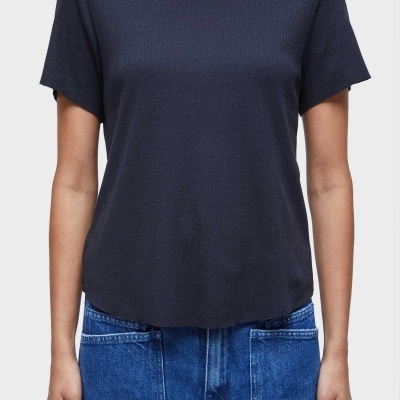 T-shirt preta de manga curta em malha canelada com calças de ganga azuis