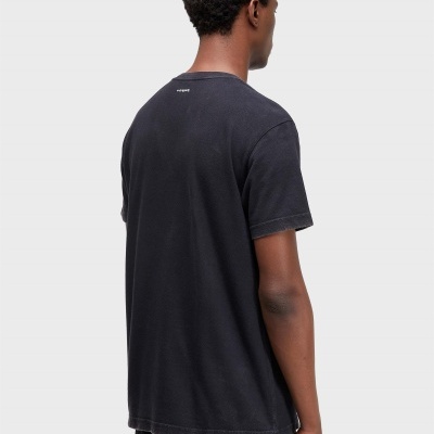 Homem de costas usando t-shirt preta e calças pretas