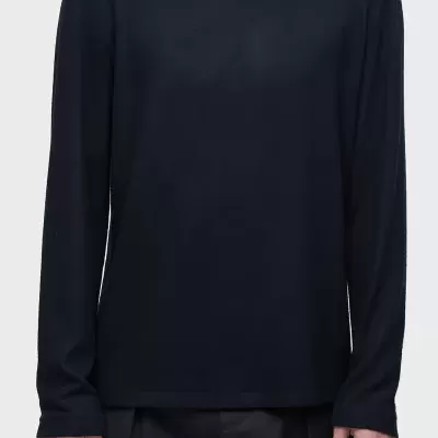 Camisola preta de manga comprida, gola redonda