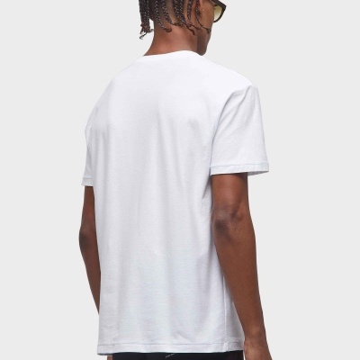 Homem de costas vestindo t-shirt branca lisa e óculos escuros