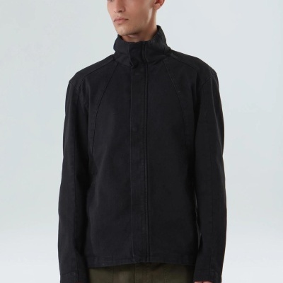 Homem a usar casaco preto de manga comprida com gola alta