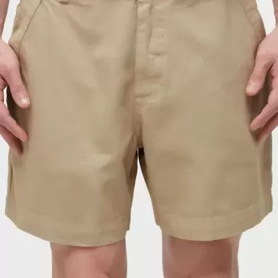 Calções de tecido bege com bolso lateral e botão frontal