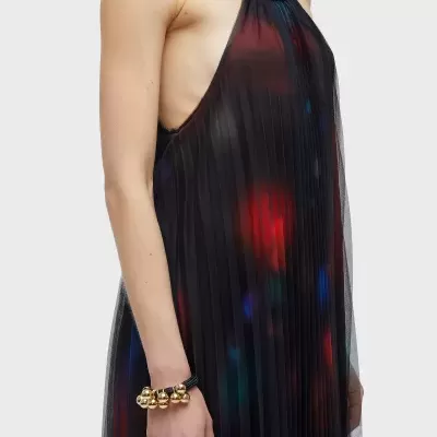 Vestido preto plissado com manchas coloridas e alças finas