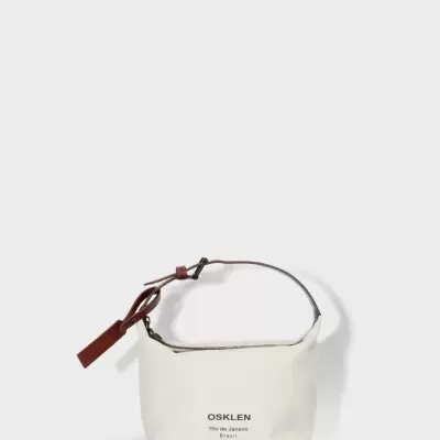 Bolsa branca OSKLEN com alça castanha e texto preto na frente