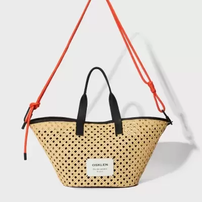 Mala tote trançada bege com alças pretas e longa amarela e etiqueta OSKLEN