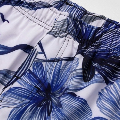 Calças ou calções com padrão floral azul e branco e cintura elástica