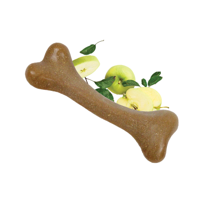 Osso de cão castanho sobre maçãs verdes cortadas