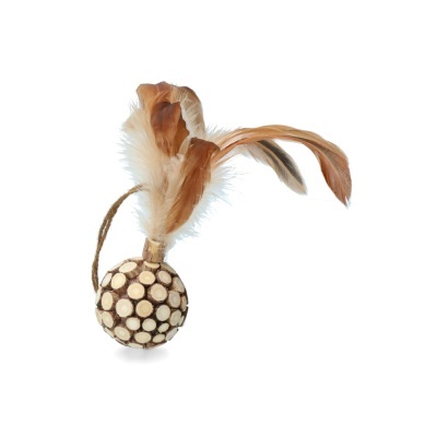 bola decorativa de madeira com penas