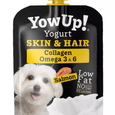 Embalagem de iogurte para cães com etiqueta amarela e texto preto e branco