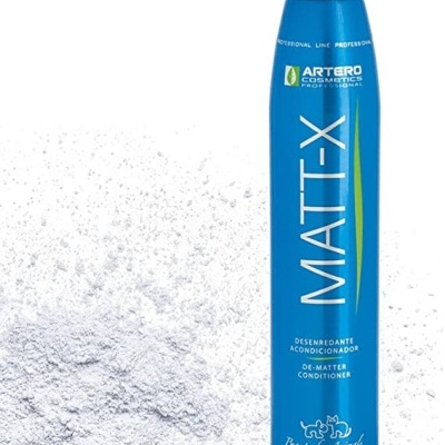 Spray azul MATTI-X para animais com tampa prateada e pó branco ao redor