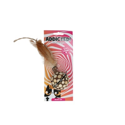 Brinquedo para gato com bola de madeira decorada e pena castanha, em embalagem colorida com texto ADDICTED! natural cat toys.