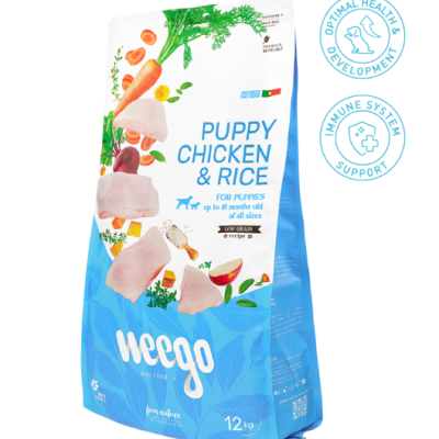 Saco azul e branco de ração para cães Puppy Chicken & Rice da Weego com ilustrações de frango e vegetais