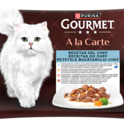 Embalagem castanha de comida para gato PURINA GOURMET A la Carte com gato branco
