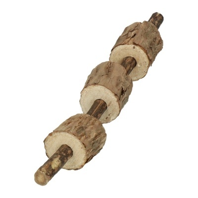 Brinquedo de madeira natural para animais com vários pedaços cilíndricos unidos por um pau