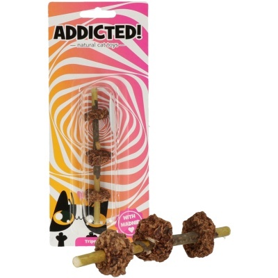 Brinquedo natural para gatos com três elementos castanhos num pau, embalado com padrão espiral colorido e texto ADDICTED! natural cat toys