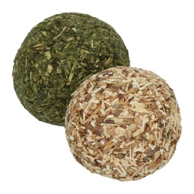 Duas bolas prensadas de ervas secas para roedores, uma verde e outra bege com castanho