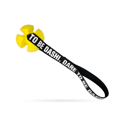 Cordão preto com texto branco e peça amarela em forma de cruz