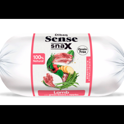 Embalagem branca de alimento para animais com rótulo colorido e texto sobre cordeiro e vegetais