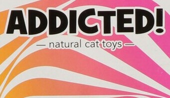 Texto ADDICTED! natural cat toys em fundo com padrões ondulados laranja, rosa e branco