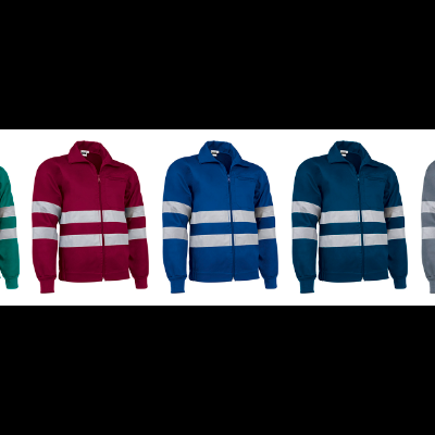 Casacos com faixas refletoras em várias cores sobre fundo branco