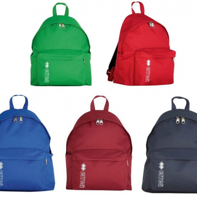 Cinco mochilas coloridas de tecido com bolso frontal e alça superior em várias cores
