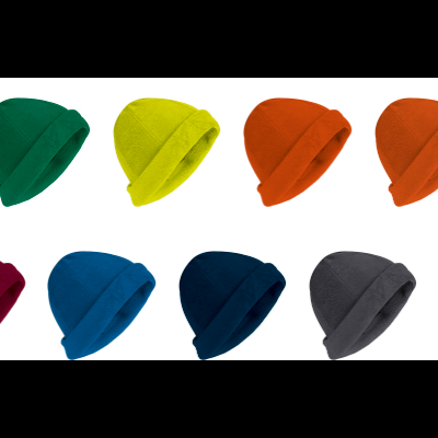 Doze gorros de malha em cores variadas alinhados sobre fundo branco