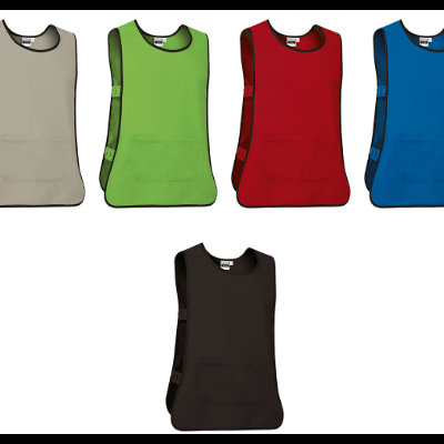 Sete aventais sem mangas coloridos com bolsos frontais