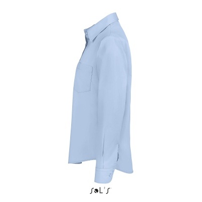 Camisa masculina azul clara de manga comprida com bolso e gola clássica