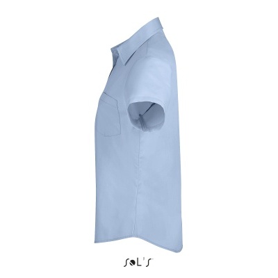 Camisa azul clara de manga curta com bolso e colarinho clássico em fundo branco