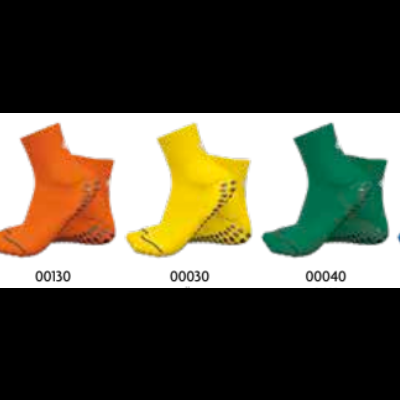 Linha de 11 pares de meias coloridas curtas para tornozelo em fundo branco.