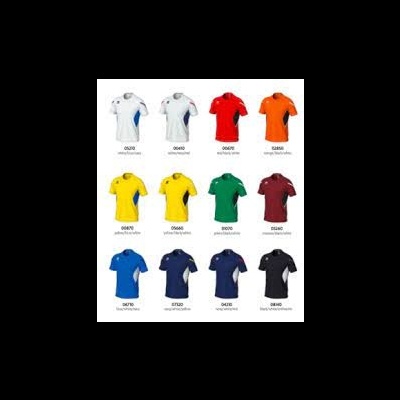 Doze t-shirts desportivas coloridas com códigos numéricos sob cada uma